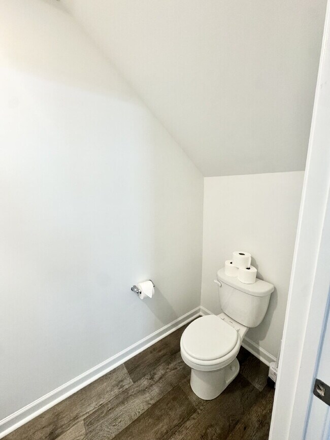 Building Photo - Brand new townhome - Perfect for students or families