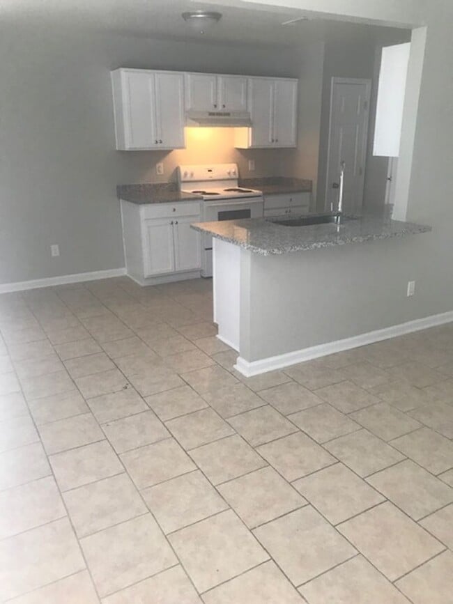 Building Photo - 3 Bedroom End Unit Townhome!