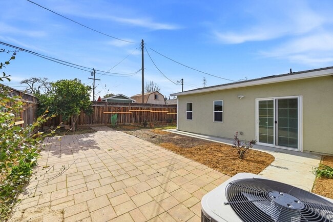 Building Photo - Sunning 3BD/3BA w/Bonus Room and Private Yard