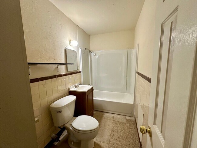 Building Photo - 1517/1519 Maple Drive