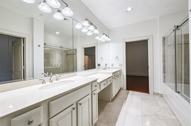 Building Photo - 1616 Fountain View Dr