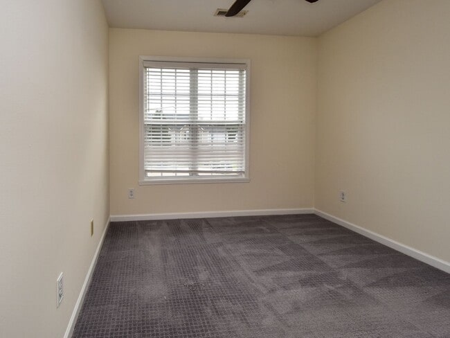 Building Photo - Charming 3-Bedroom Townhome in Prime Winst...