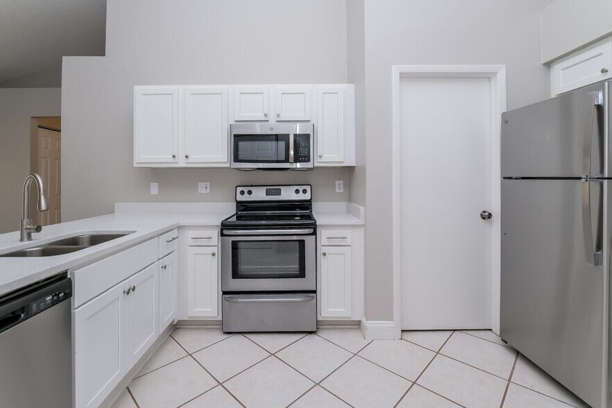 Building Photo - 1540 Chepacket St