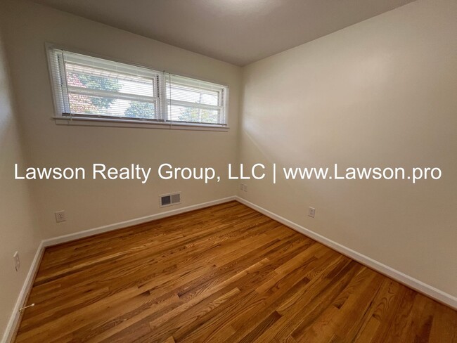 Building Photo - Pristine Brick Ranch with Covered Back Patio!