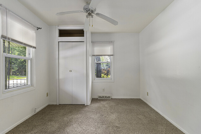 Building Photo - 1119 N Twyckenham Dr