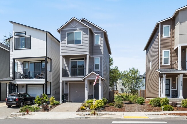 Building Photo - Charming 2-Bed with 2.5 Baths in Newberg