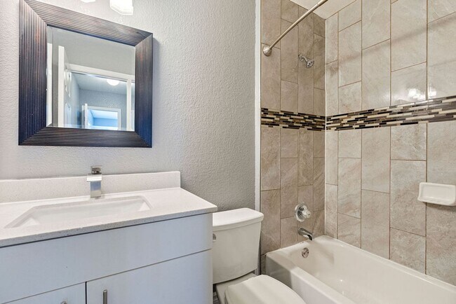 Building Photo - Don't Miss Out On This Spacious 3bd/2bath Home!