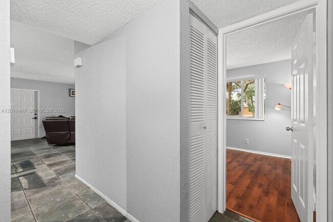 Building Photo - 3083 N Oakland Forest Dr