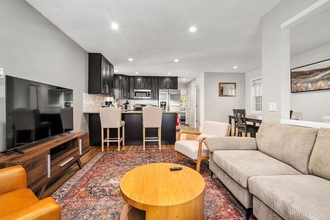 Building Photo - Beautiful 4 Bedroom in Short North