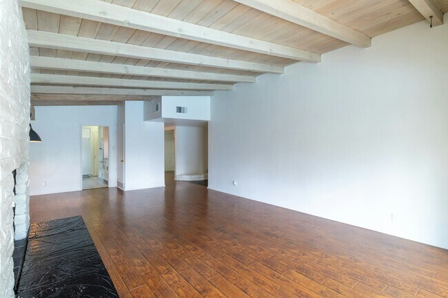 Building Photo - 5652 Fallbrook Ave