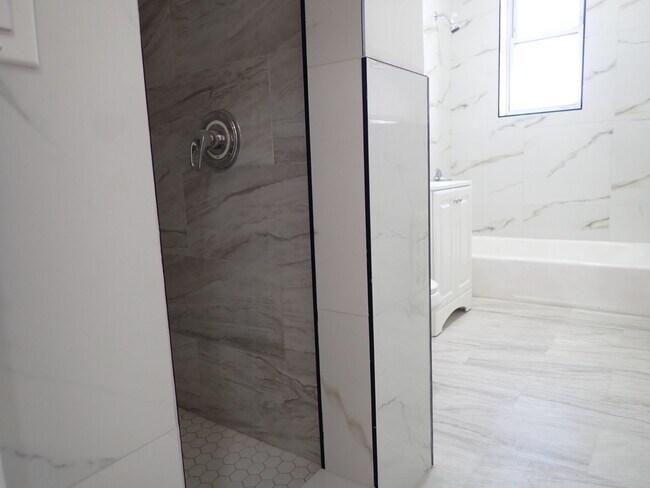 Building Photo - 663 E 94th St