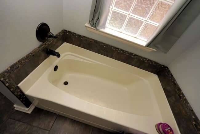 Building Photo - Lovely Cul-De-Sac Home in South Crestview