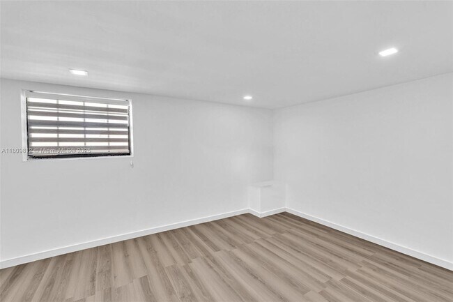 Building Photo - 418 S 57th Way
