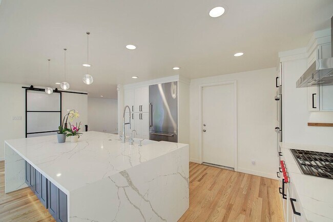 Building Photo - 3Bd/1.75Ba Bellevue House