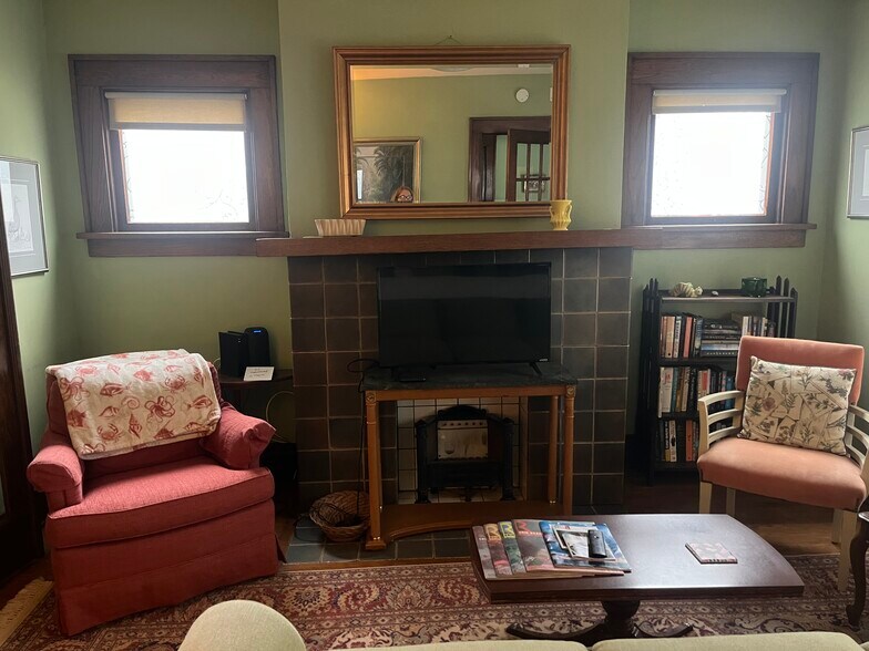 Building Photo - 719 W 2nd St