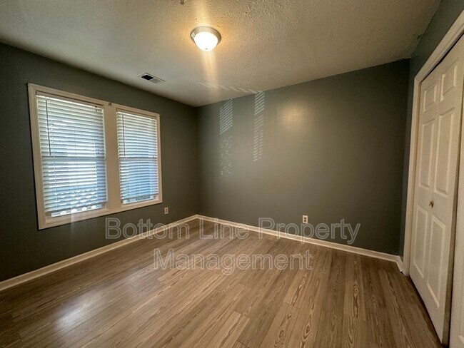 Building Photo - 942 Stewarts Creek Dr