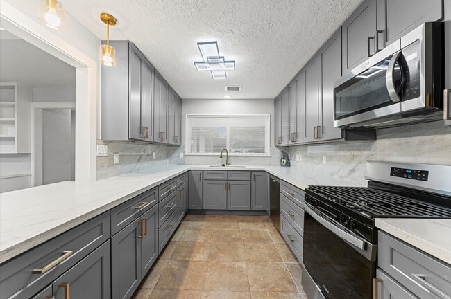 Building Photo - 8231 Garden Parks Dr