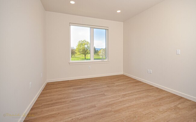 Building Photo - Pool-View Ground Floor Flat