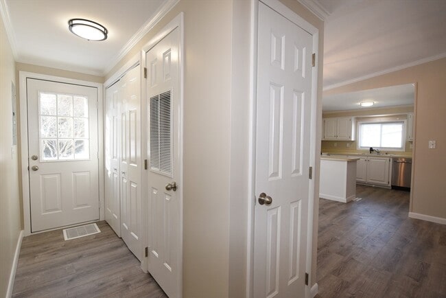 Building Photo - 6 Canterbury Ln