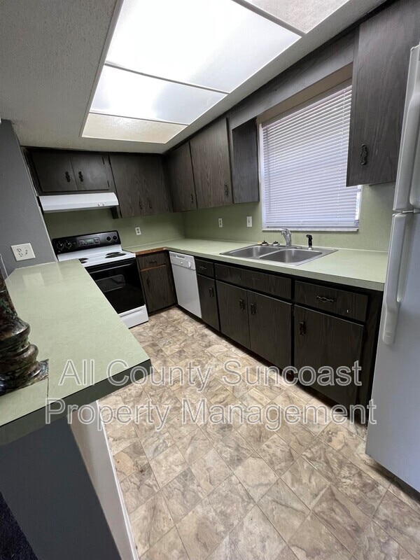 Building Photo - 471 76th Ave N