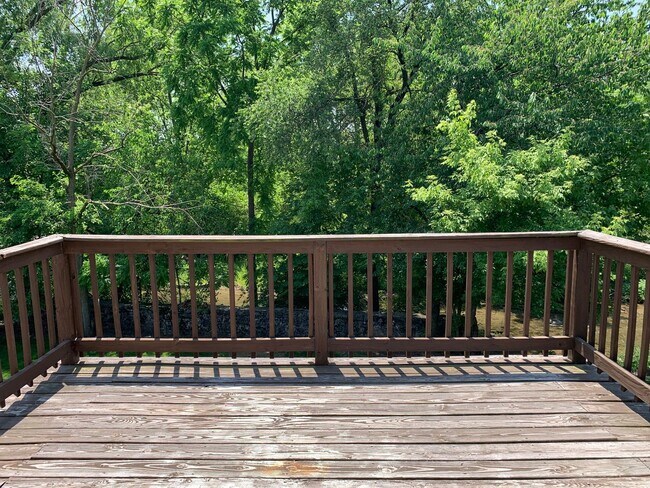 Building Photo - BEAUTIFUL 3 BED/2.5 BATH TOWNHOUSE!!