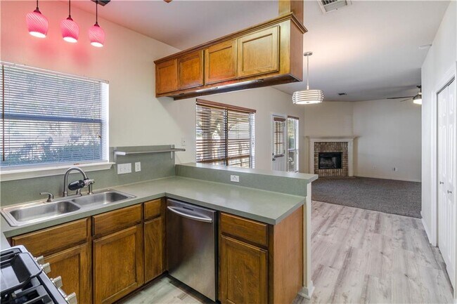Building Photo - 105 Bluejay Cove