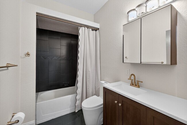Building Photo - Stunning 4-bedroom home in Tampa! (Bonus room)