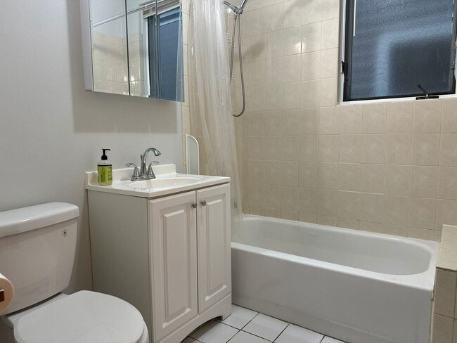 Building Photo - 923 W Fletcher St