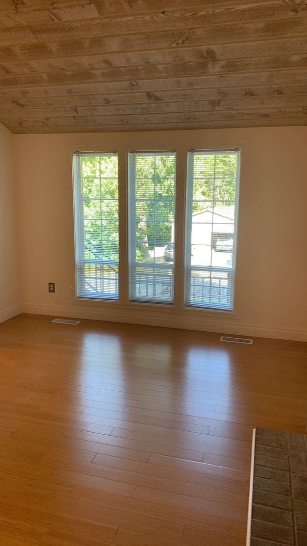 Building Photo - Stunning 3BR 1.75 BA Sammamish Home.  Rece...