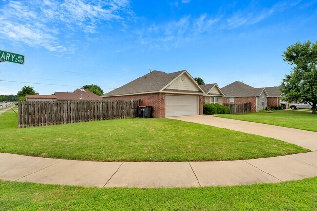 Building Photo - Fresh 3 Bed 2 Bath home in great location!