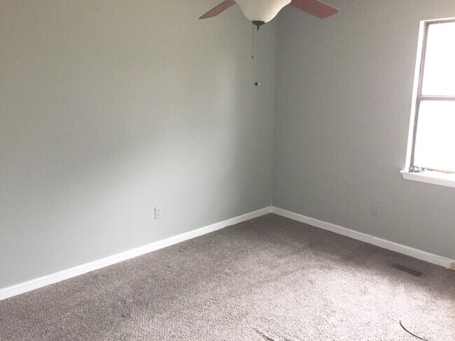 Building Photo - NOW AVAILABLE!! MOVE IN SPECIAL