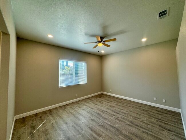 Building Photo - 3 bedroom 2 bath beautiful home in West Sac