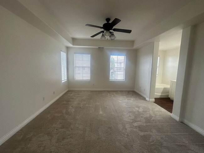 Building Photo - Great Townhome in Henderson Gated Community