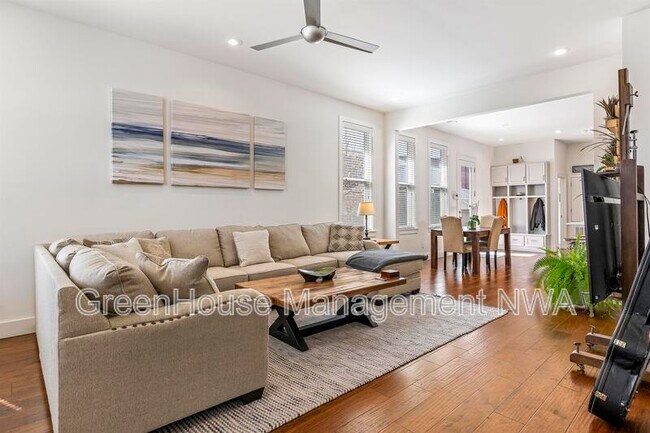 Building Photo - 636 SW B St