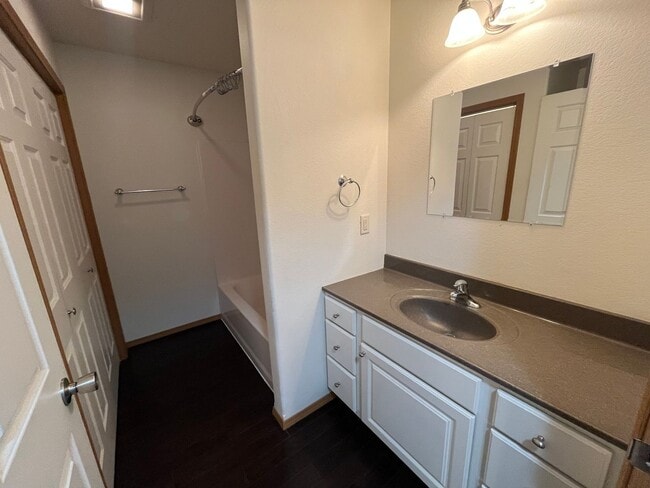 Building Photo - 2 Bedroom /1 Bath Apartment!