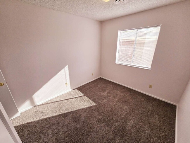 Building Photo - Spacious 4-Bedroom Oasis with Elegant Granite Touches in Vibrant Las Vegas!