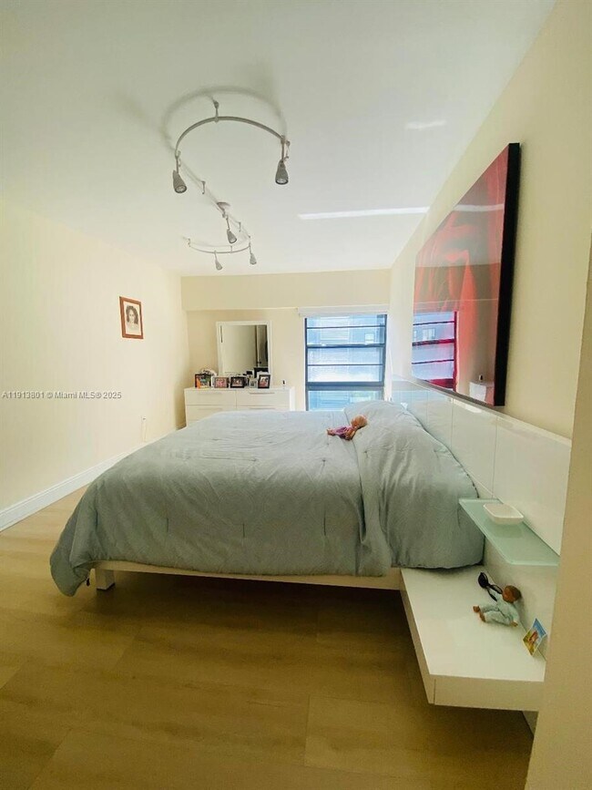 Building Photo - 575 Crandon Blvd