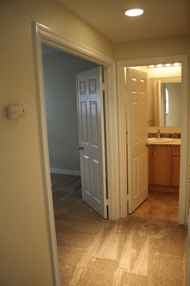Building Photo - 2Bed/2Bath End Unit in Gated Community~ Ra...