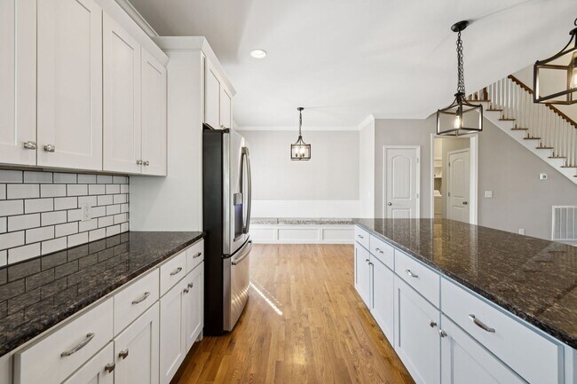 Building Photo - Welcome home to this beautifully maintaine...