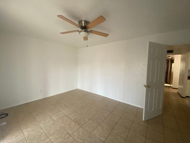 Building Photo - 1733 Aspen Ave