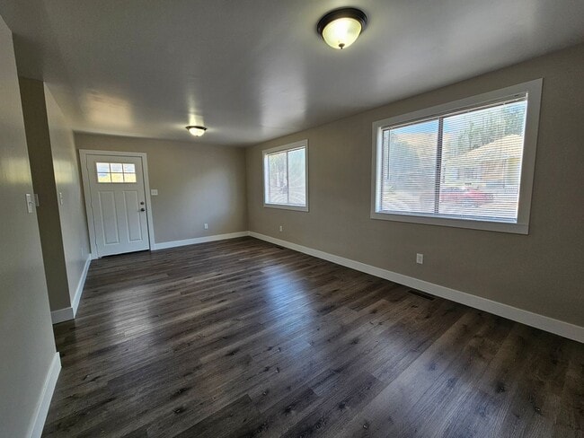 Building Photo - Updated 4 Bed Home with Large Yard
