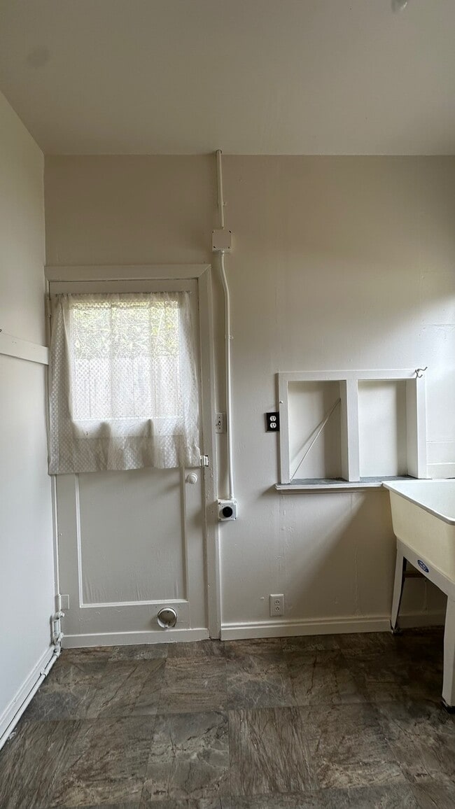 Building Photo - 3511 Albee St