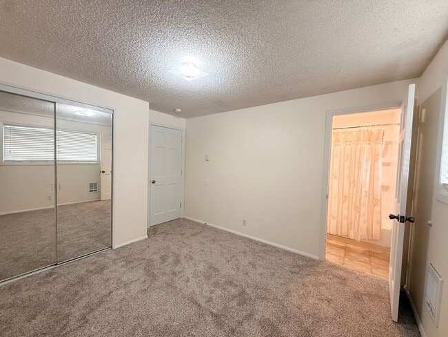 Building Photo - 1593 Skyline Way S