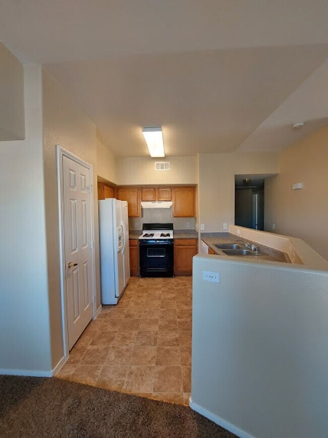 Building Photo - Three bedroom unit on the 2nd floor of gated SE community with pool/spa