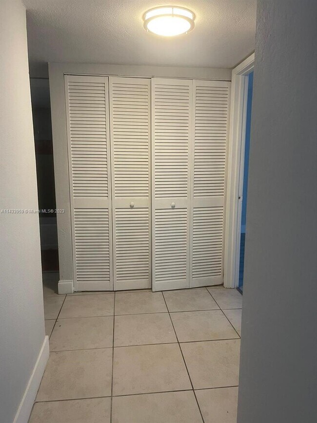 Building Photo - 8870 Fontainebleau Blvd