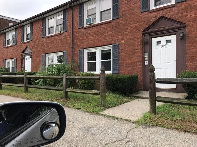 Building Photo - 915 Hancock St