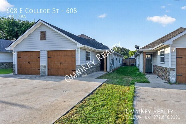 Building Photo - 608 E College St