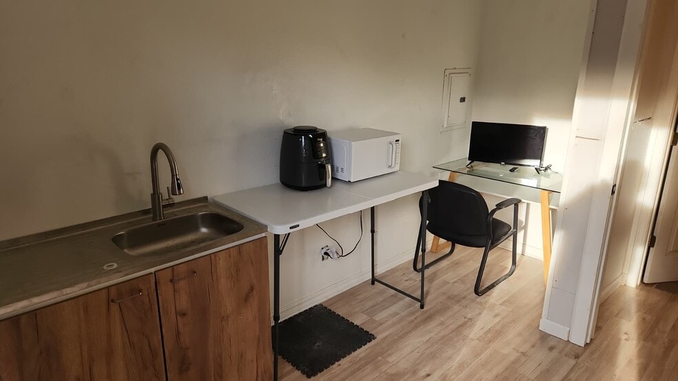 Building Photo - 832 W Eagle St