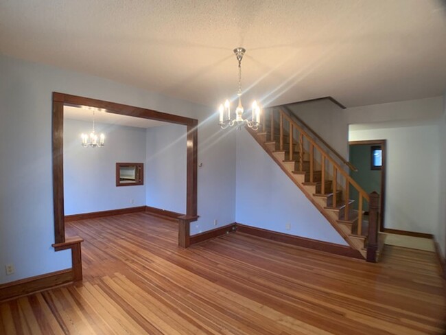 Building Photo - 3 BR/2 BA Single-Family Home With Lake Min...