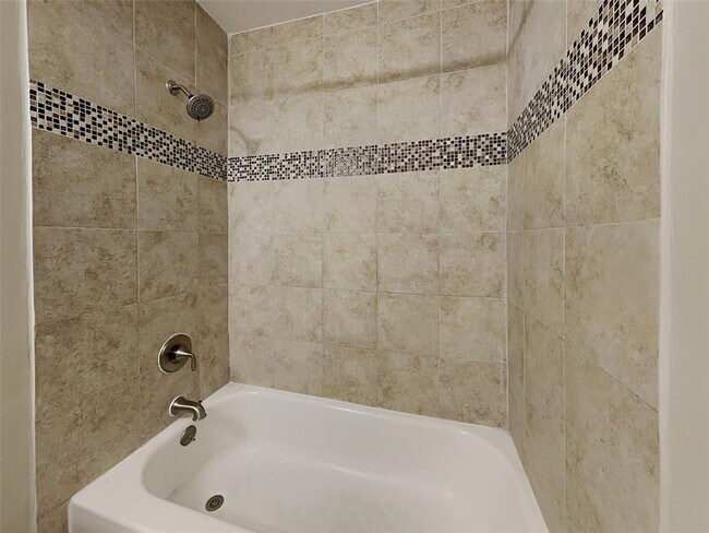 Building Photo - 5618 Hickory Forest Dr
